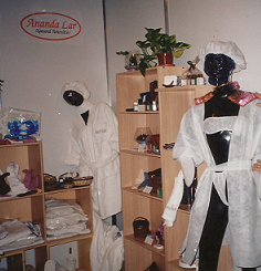 19) HOTELGA stand de ANANDA LAR con descartables y blanco
