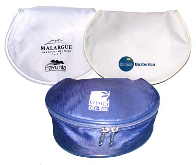 21) Bolsito porta amenities en tela cordura con cierre y logo