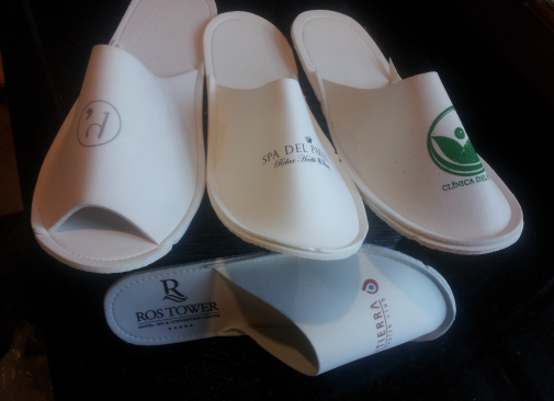 22) Pantuflas en goma eva con y sin logo