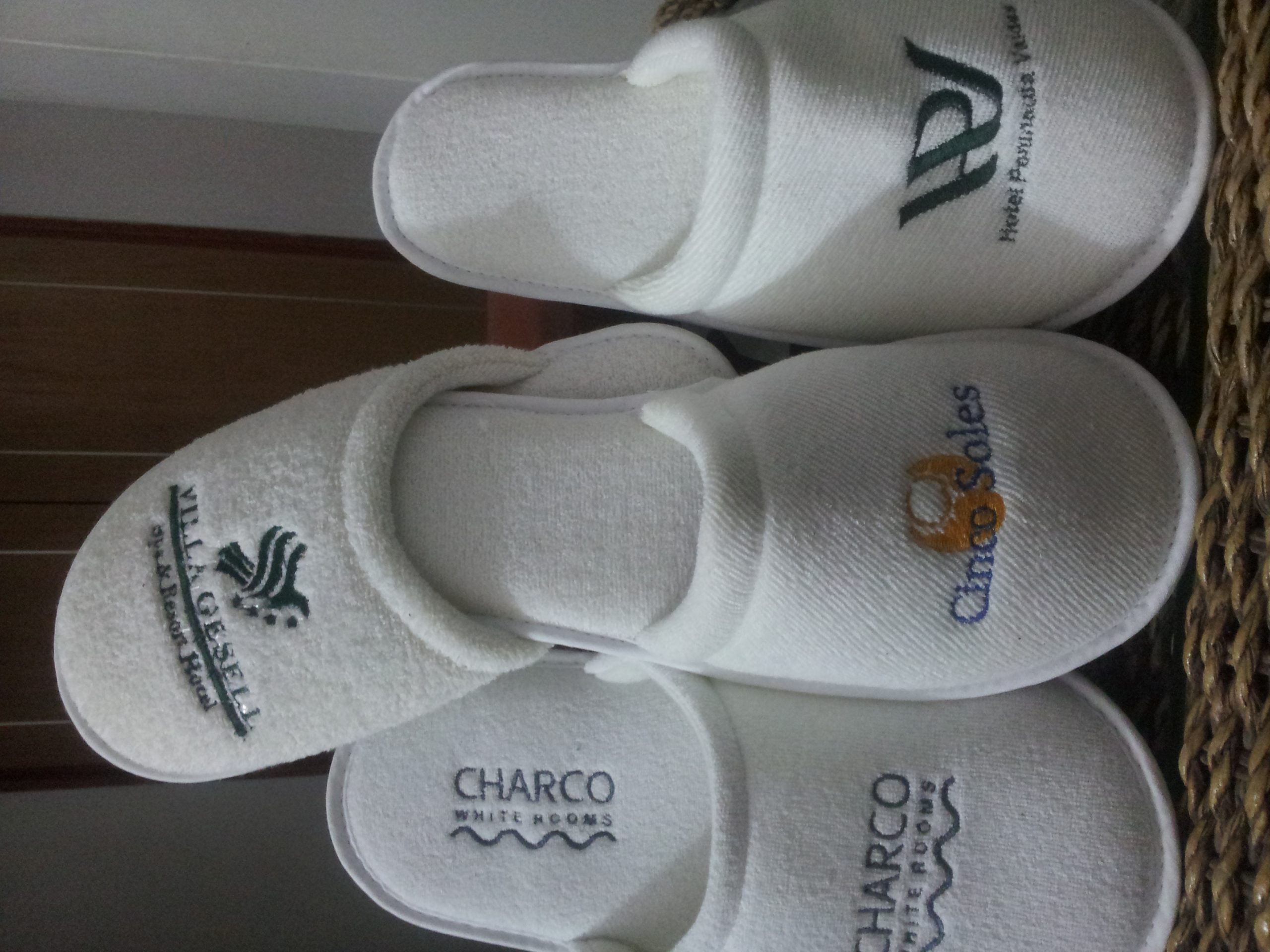 22) Pantuflas en toalla con logo bordado
