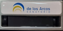 34) Identificado plástico con dome