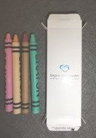 9) Crayones en cajita con logo